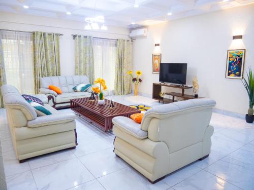 Douala Apartment | Residence Le Bonheur - 3 Bed Apartment by Douala Mall/Airport