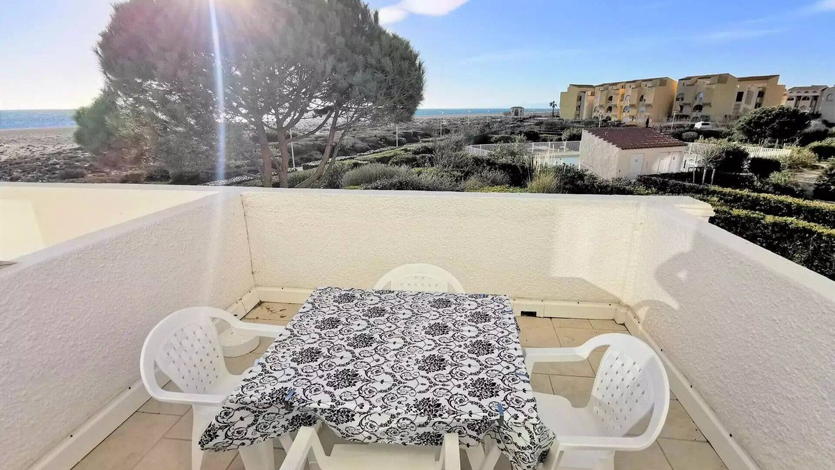 Port Leucate Apartment | Residence Les Cyclades - Two bedroom apartment with two loggias - 6 beds PORT LEUCATE. Ref: 2CYC 12A
