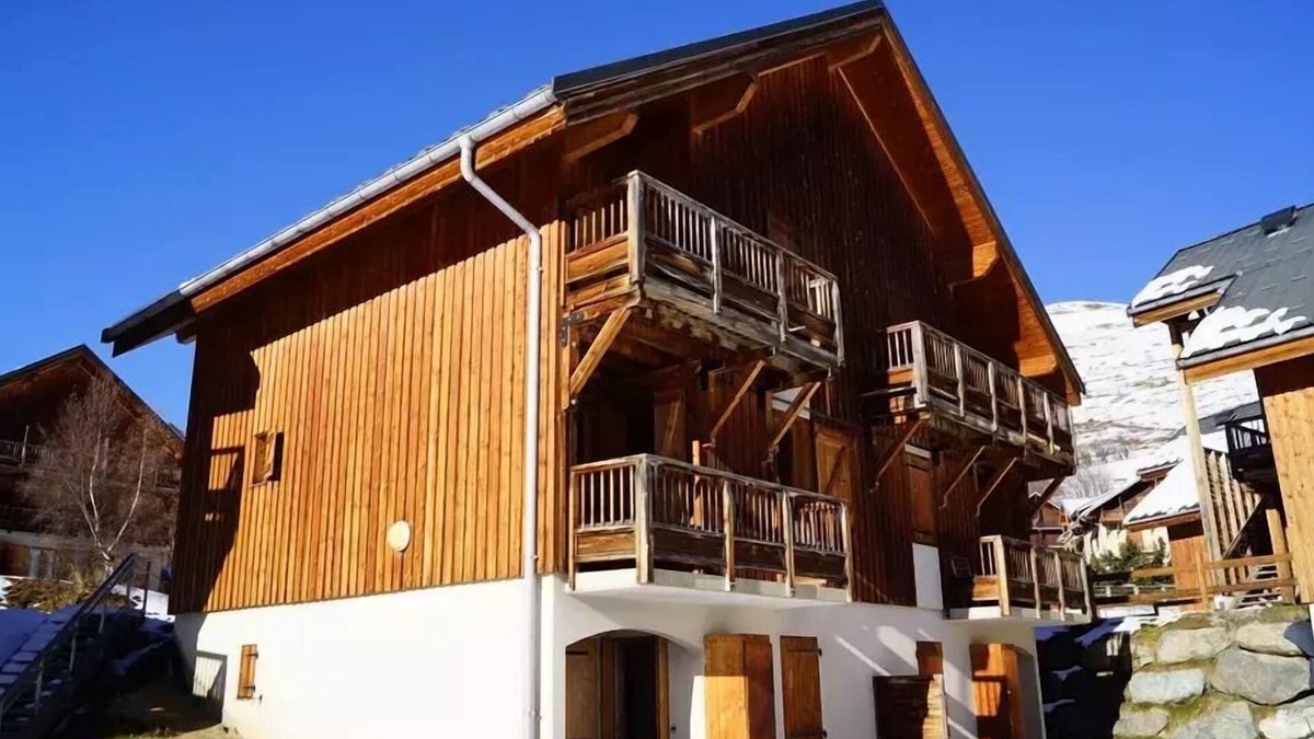 Saint-Jean-d'Arves Apartment | Residence Les Marmotes - Apartment in chalet near the slopes and ski school