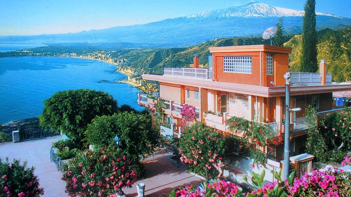 Taormina Apartment | Residence Schuler - Apartment 'E' with sea and Mount Etna view