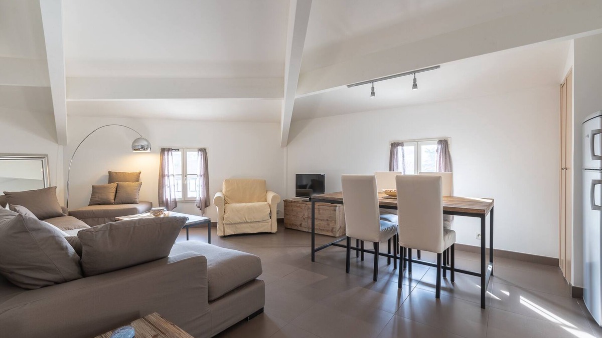 Saint-Tropez City Centre Apartment | RESIDENCE VILLA DELICE, New apartment with parking in the heart of the village