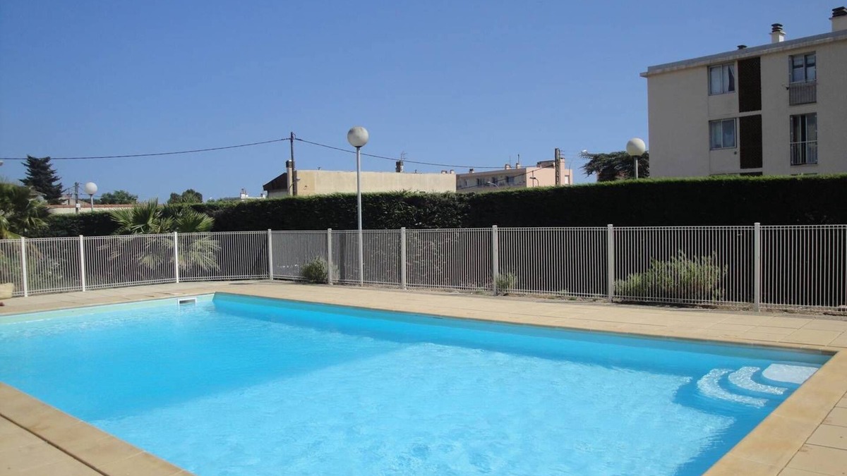 L'Evescat Apartment | Residence with swimming pool and private parking space!