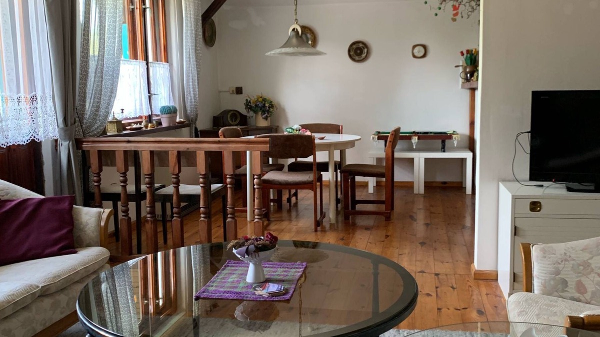 Szczytno Apartment | Residence with the charm of picturesque home and sophisticated painting gallery
