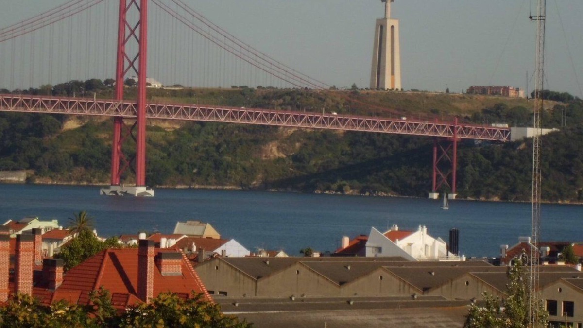 Linda-a-Velha Apartment | Residential flat near Império square in Bethléem, Lisbon