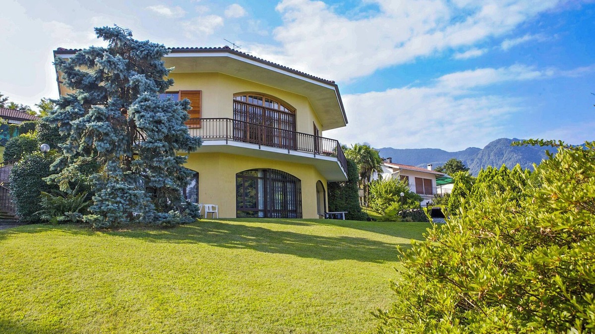 Porto Valtravaglia Apartment | Residential unit with approx. 1,300 m² well-kept garden plot