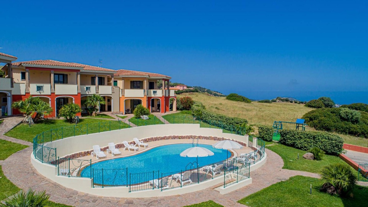 Tergu Apartment | Residenza Le Farfalle 'Three-Room Apartment' with Garden View, Wi-Fi and Air Conditioning