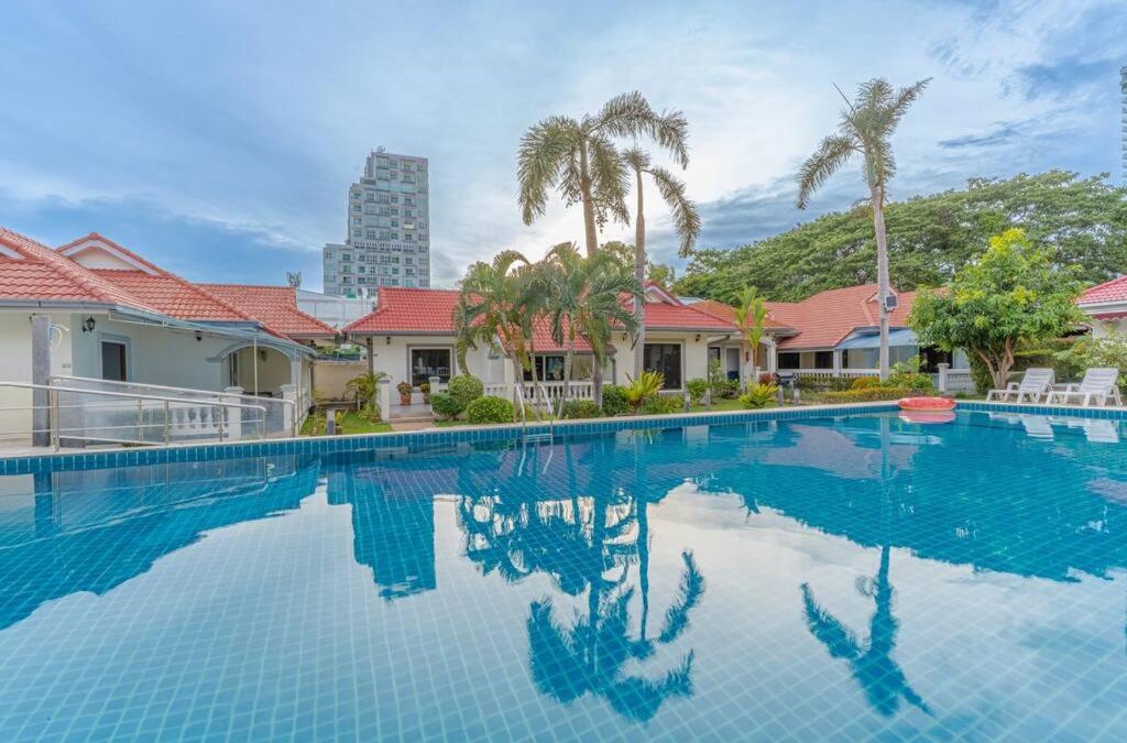 Pratumnak Hill Villa | Resort 5-3BR Huge Pool, BBQ, 300m-Beach, 8 mins to Walking Street