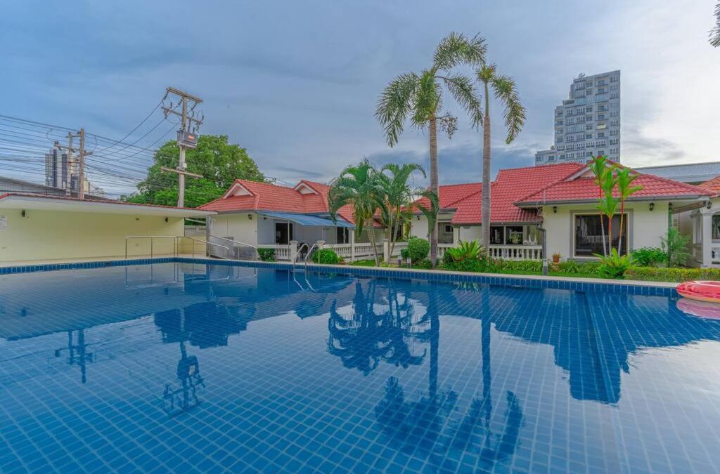 Pratumnak Hill Villa | Resort 6-3BR Huge Pool, BBQ, 300m-Beach, 8 mins to Walking Street