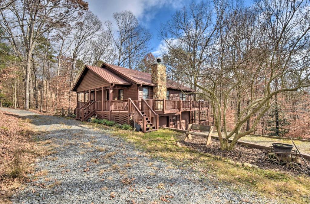 Ellijay House | Resort Cabin with Hot Tub about 4 Miles to Downtown!