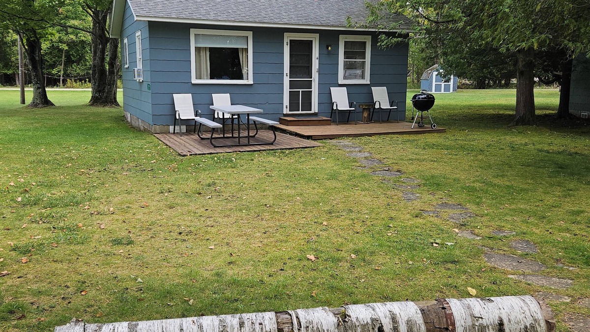 Maple City House | Resort cottage on Big Glen Lake! Kayaks & fire pit!
