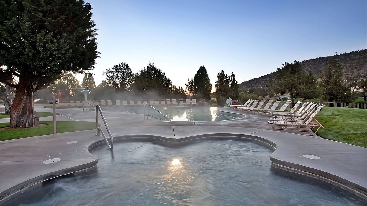 Redmond Cabin | Resort Getaway | 3 Units w/Pool, Spa & Free Parking