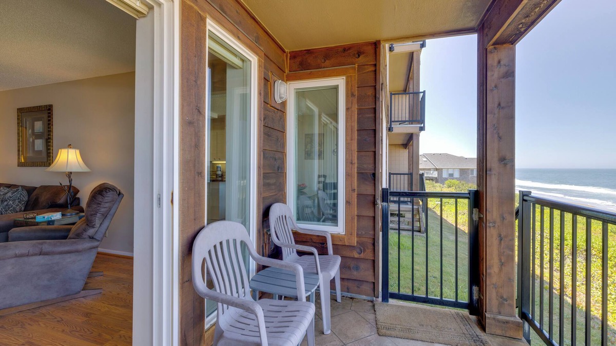 Lincoln Beach Condo | Resort Lincoln Condo w/Ocean Views & Pool Access!