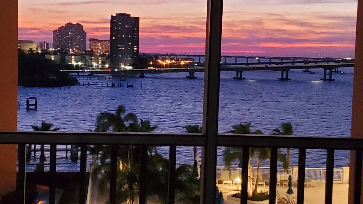 East 1st Street Condo | Resort Living Everyday! 3br-Sunset Views Galore - Riverfront - Historic Downtown