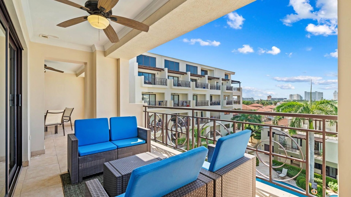 Washington Condo | RESORT POOL! 2 MIN TO BEACH! BALCONY!