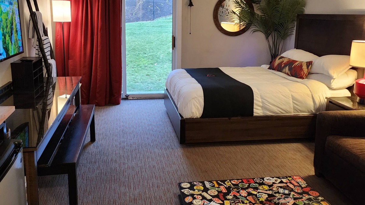 Vernon House | Resort room IN Minerals Resort and Spa!