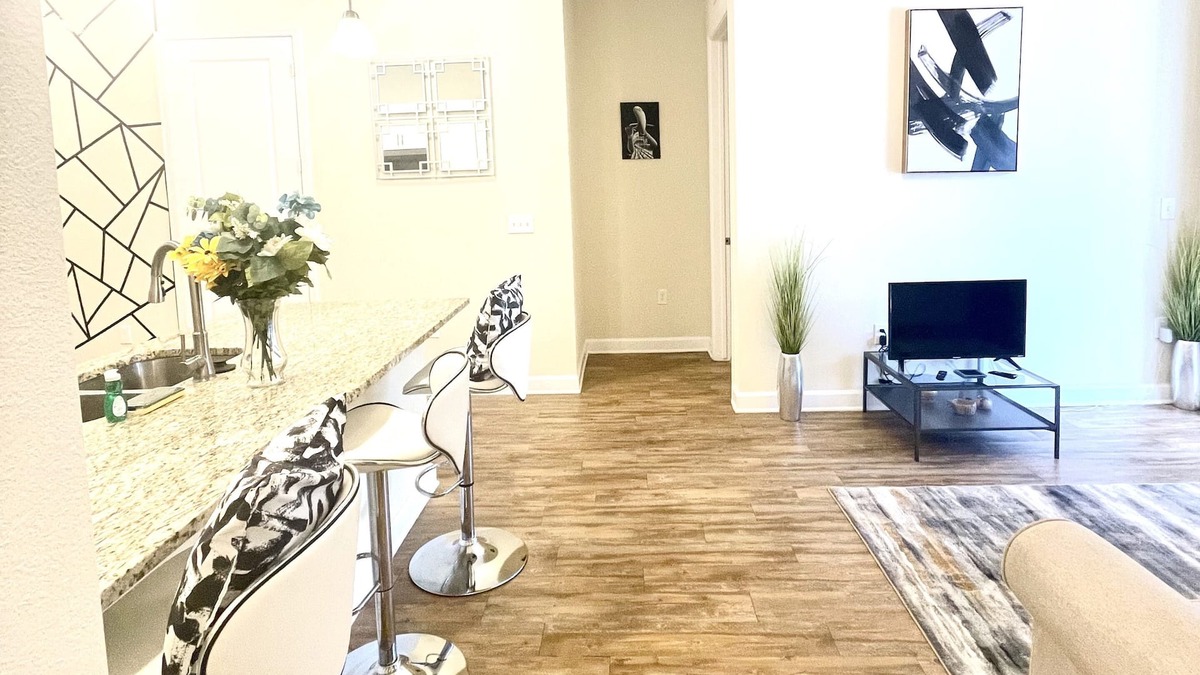 Southside Apartment | RESORT STYLE 2 BD/2.5 BATH APT (2 MIN DRIVE BMCS)
