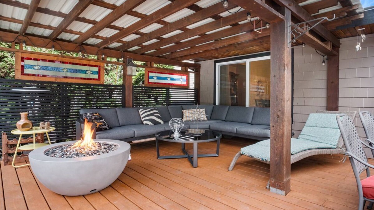 North Vancouver House | Resort style 4 Bdr Home with Outdoor Pool & Jacuzzi