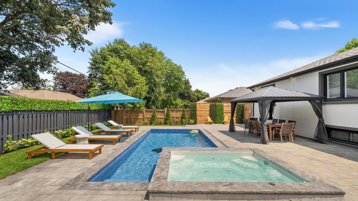 Newtonbrook House | Resort Style 5 Bedroom/3 Bath Home with Pool & Jacuzzi [Jacuzzi open all year]
