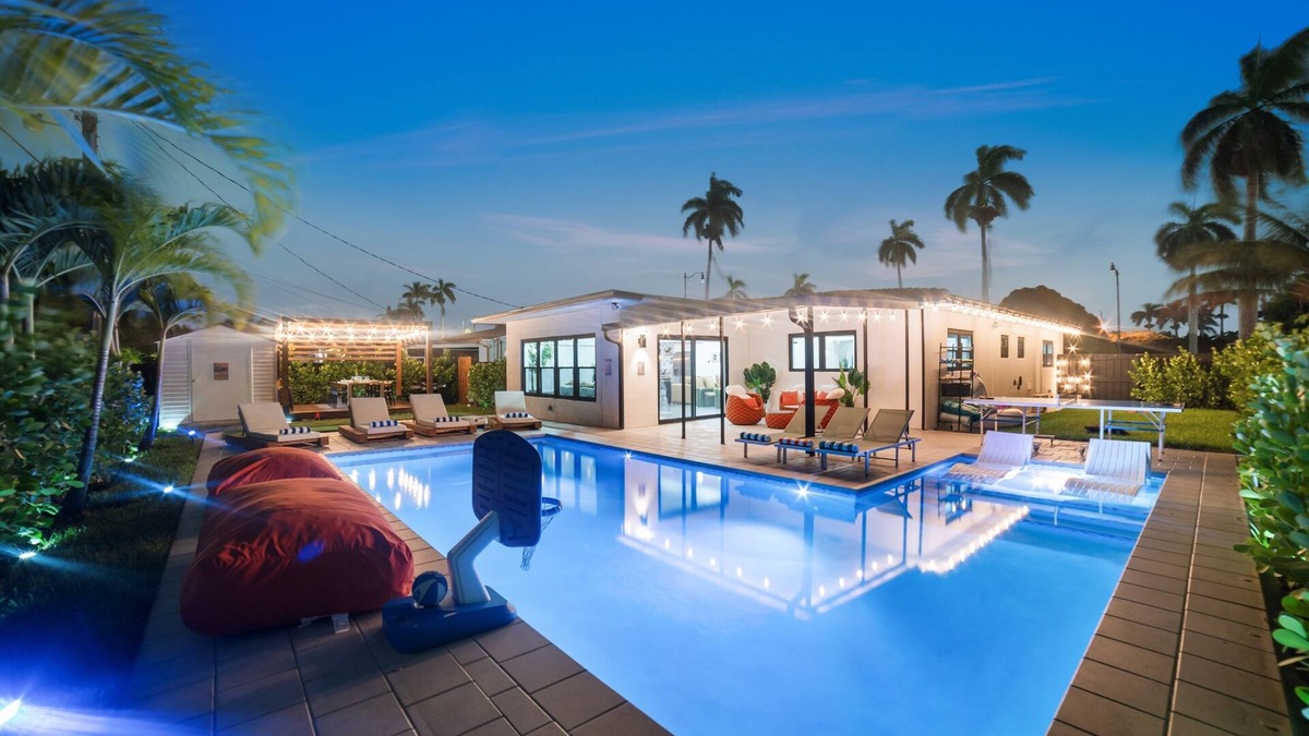 Park East Villa | Resort-Style Pool & Bar in Hollywood · Modern Home