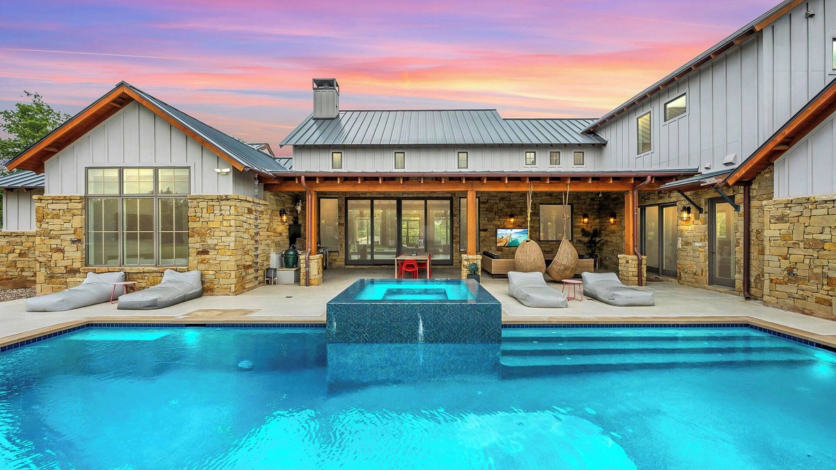Austin House | Resort Style Pool, Game Room, Indoor Sport Court!