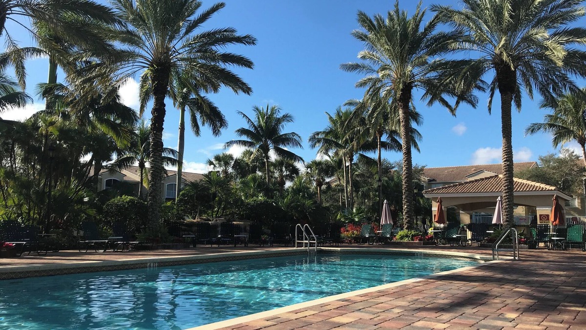 Tequesta Condo | Resort style seasonal rental condo,Ground level wgarage,5 min to beach, htd pool