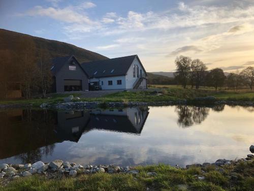 Whitebridge Apartment | Rest At Last - Highland Apartment with Private hot tub