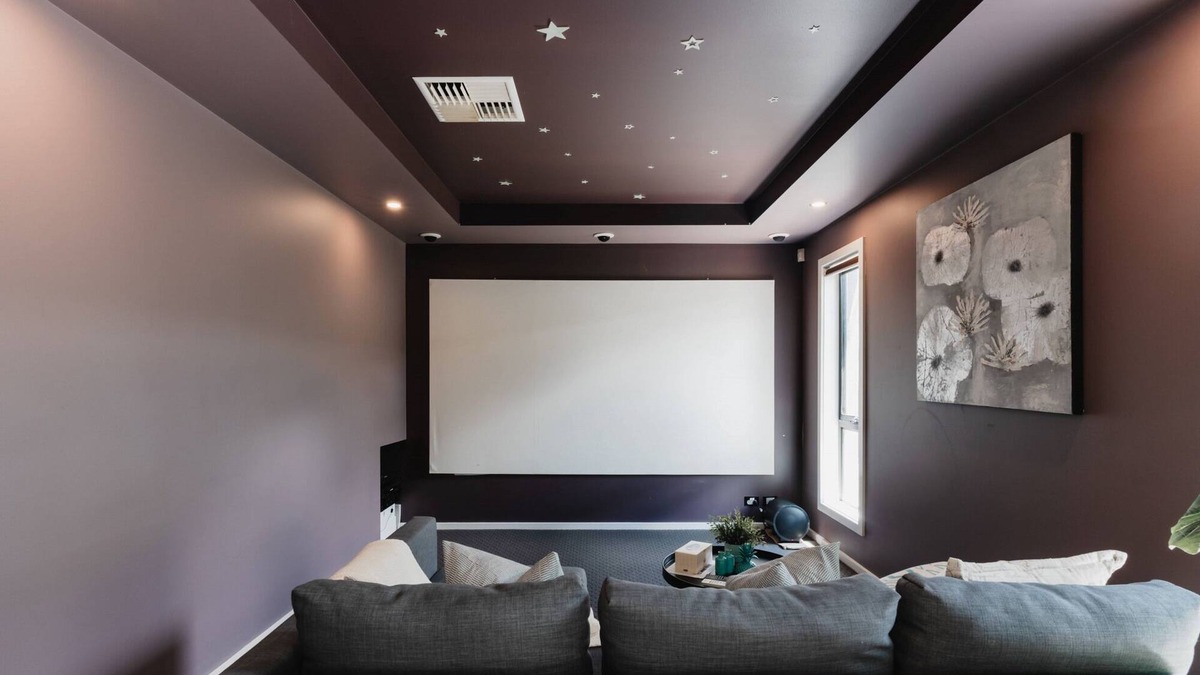 Forde House | Restful Family Retreat with Theatre and Parking