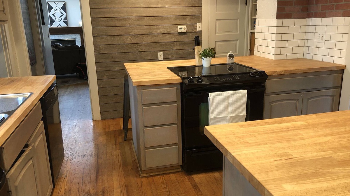 University Place House | Restful Hot Tub Oasis in heart of University Place