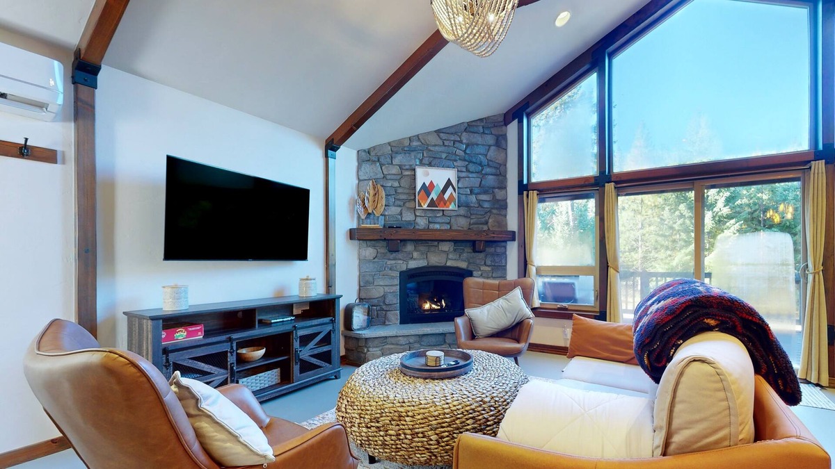 Cle Elum Cabin | Restful rustic with scenic outdoor area, fireplace, & washer/dryer