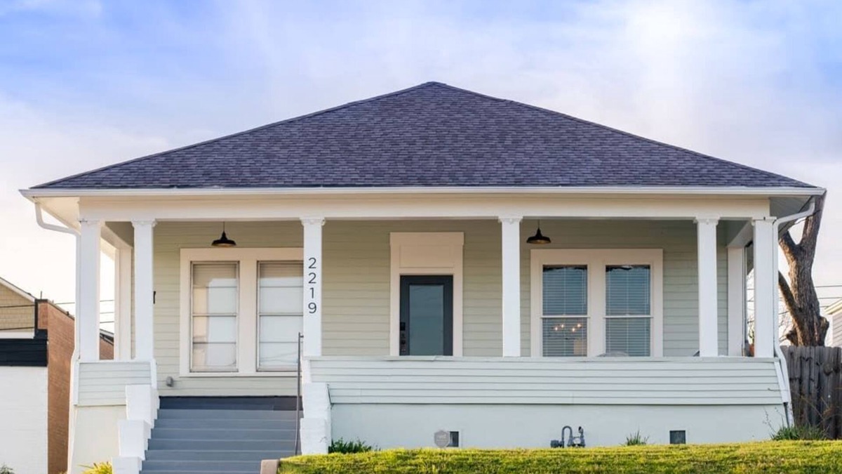 Austin Ave. House | Restored 1930s Uptown Bungalow 2 min. to Magnolia Silos