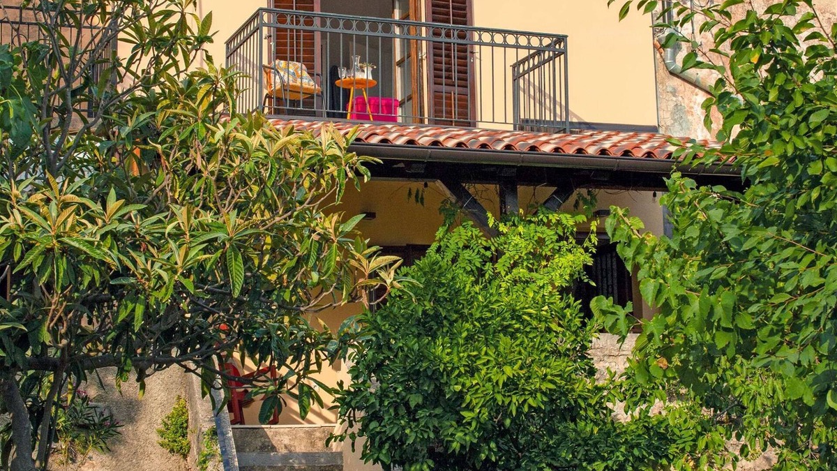 Kornic House | Restored farmhouse near the sea