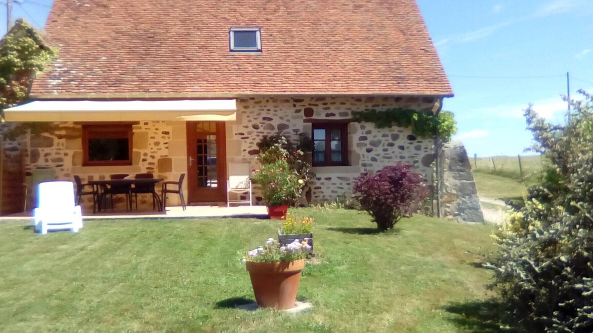 Bourbon-l'Archambault Cottage | Restored farmhouse with fishing included, pets allowed