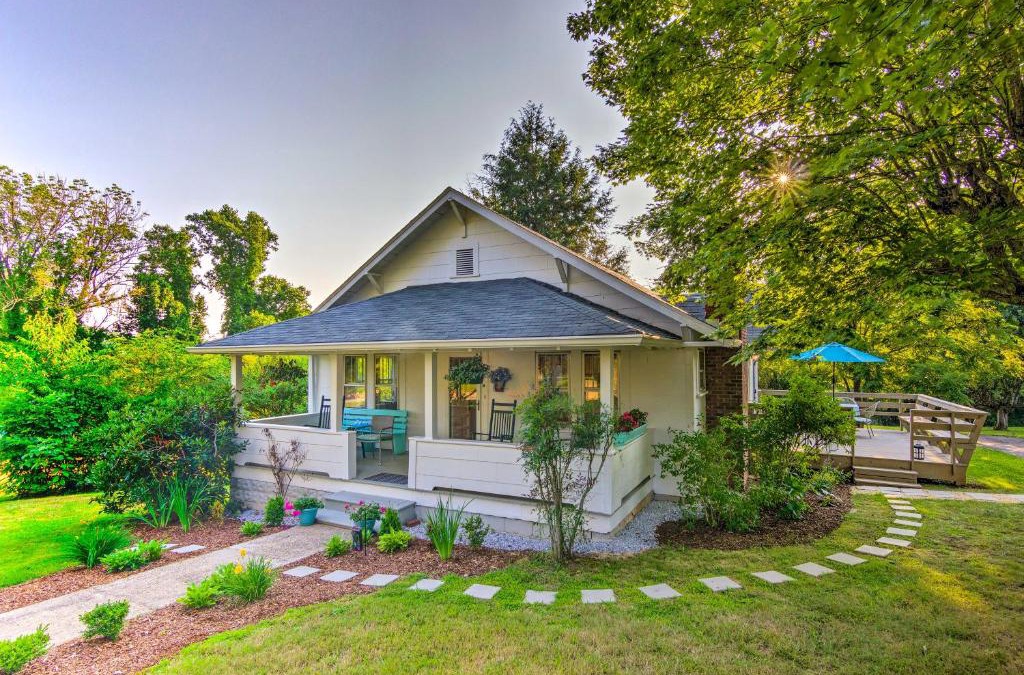 Mars Hill House | Restored Mars Hill Home on 1 Acre Walk to Town!