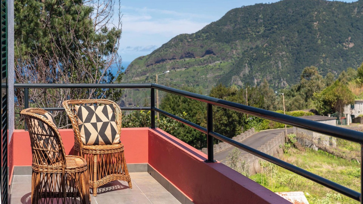 Sao Vicente House | Retiro do Artista - art and views over the valley