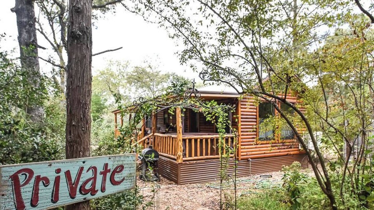 Brenham Cabin | Retreat Cabin features a Private Hot Tub at Scenic Hill Retreat