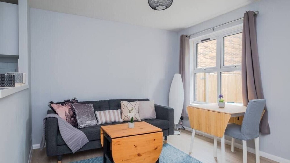 Woking Apartment | Retreat for Two Nr Goldsworth Park Lake Surrey