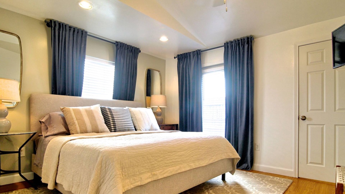 Washington Ave./ Memorial Park House | Retreat in The Heights - Cottage Grove bungalow
