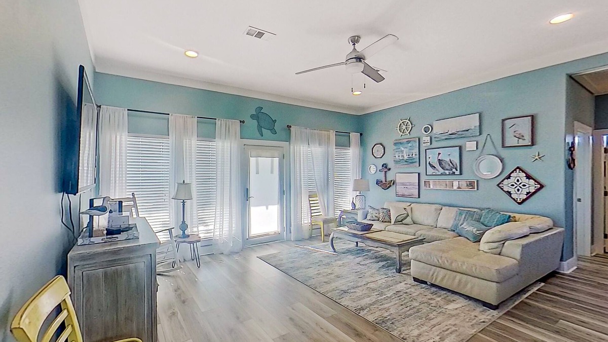 Crystal Beach House | Retreat | Steps to Beach | Large Deck | Sleeps 12