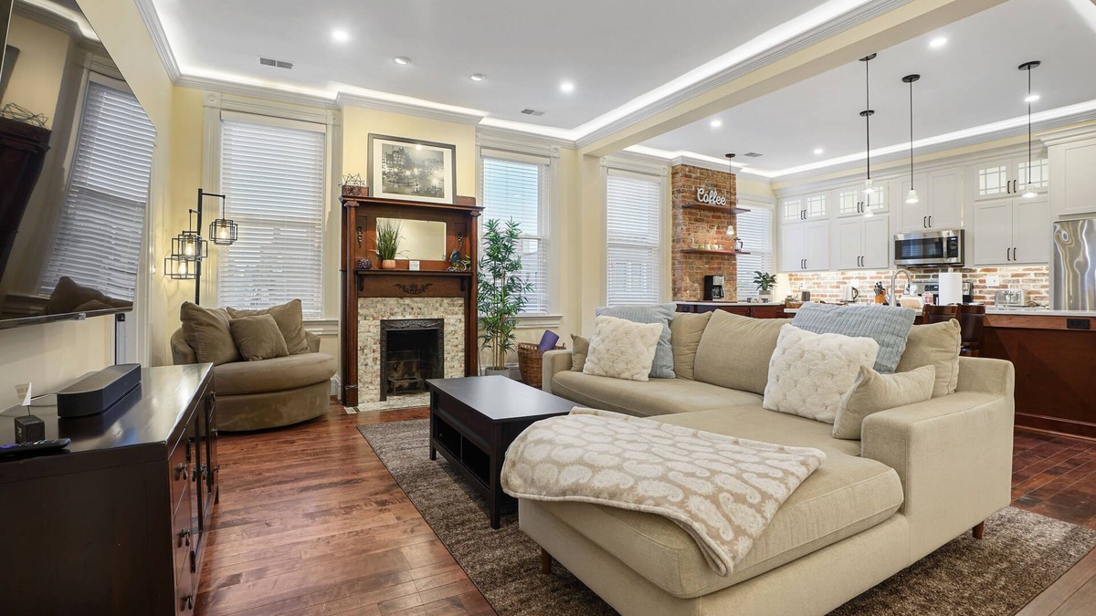 Clifton Apartment | Retreat to an Urban Stylish Loft in Clifton near the Zoo, UC, FC, Reds & Bengals