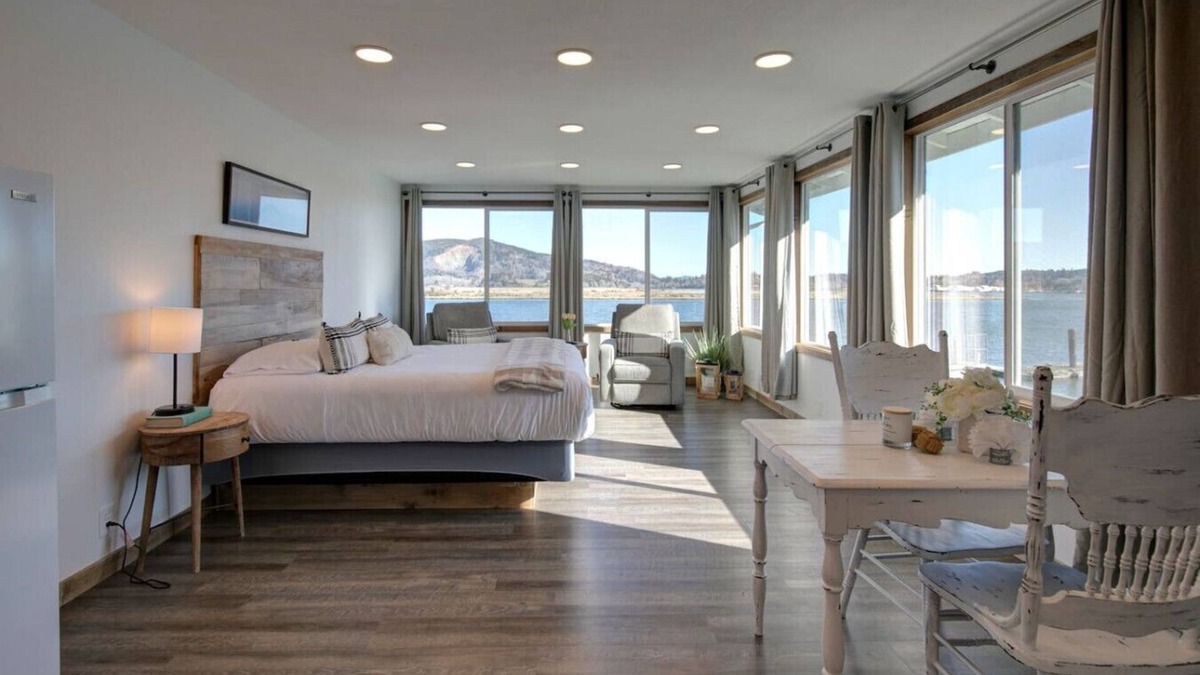 South Bend Apartment | Retreat to the Oyster Bay Hideaway Suite