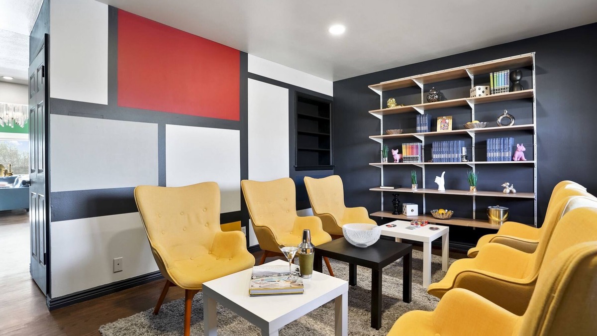 Dupont House | Retro 5 Bedroom Retreat 15 minutes from DT with Hot tub and Arcade!