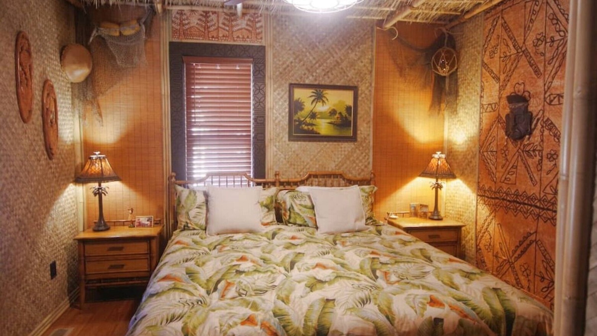 North End House | ★ Retro 6th Ave 2br. Patio oasis. Epic Tiki room