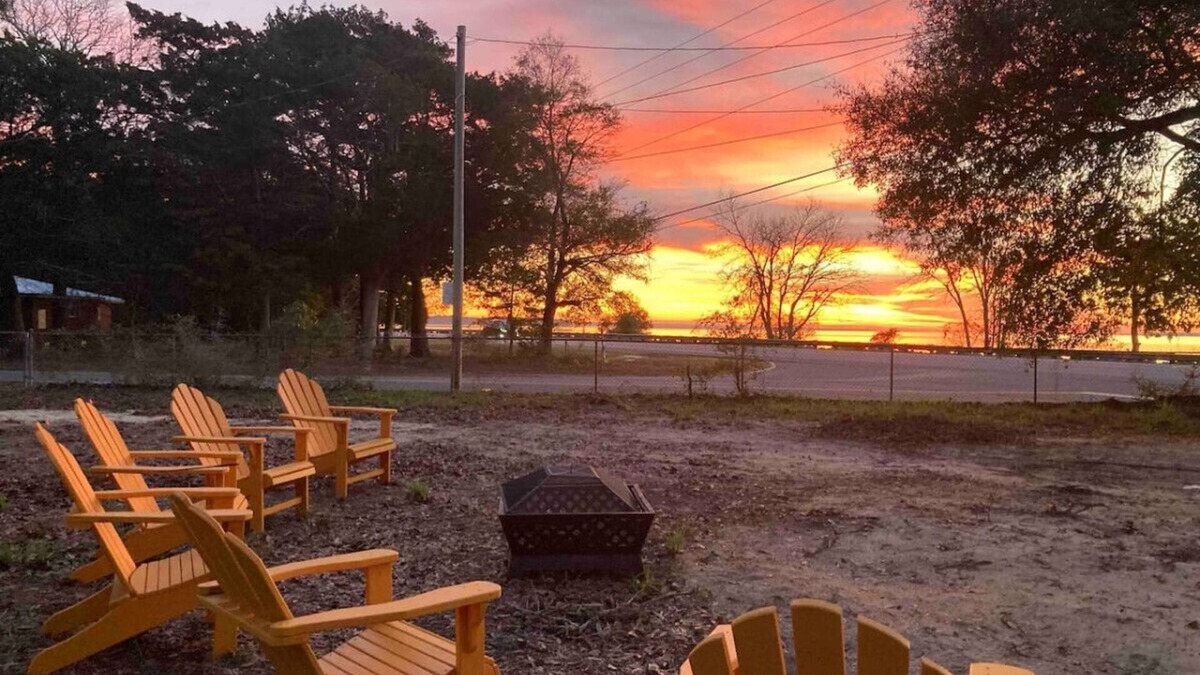 Fort Walton Beach - Destin Cottage | Retro by the Bay Close to Beach Eglin PetFriendly