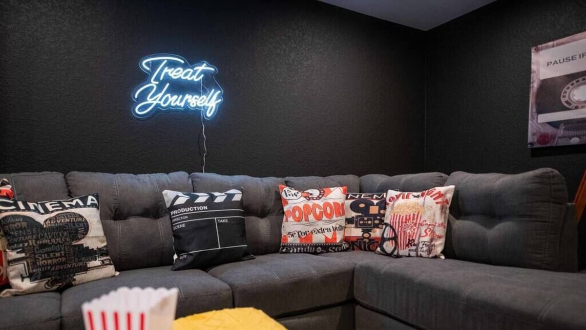 Alta Vista Area House | Retro Denver Retreat W/ Fun Games & Movie Room!
