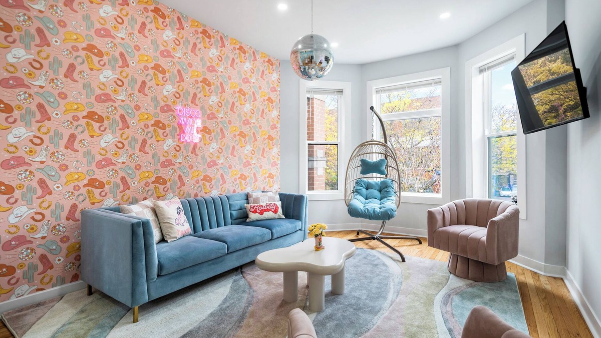 North Center House | Retro Disco Cowboy Fun, Walk to Wrigley, Restaurants/Bars! 15 mins to downtown!