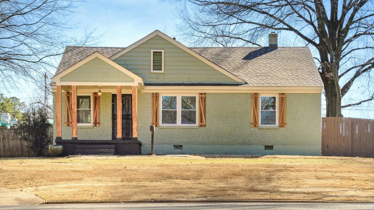 East Memphis House | Retro Glam Pad Near Food & Shops! 65" TV, Workstation, Large Deck