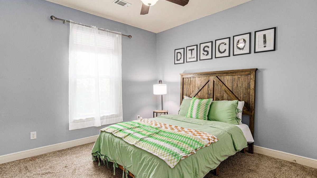 Gulf Breeze House | Retro Haven: Beach Fun & Family Home
