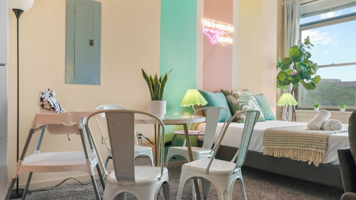 Downtown Cleveland Apartment | Retro Loft King Bed 2TVs Gym Sauna Parking