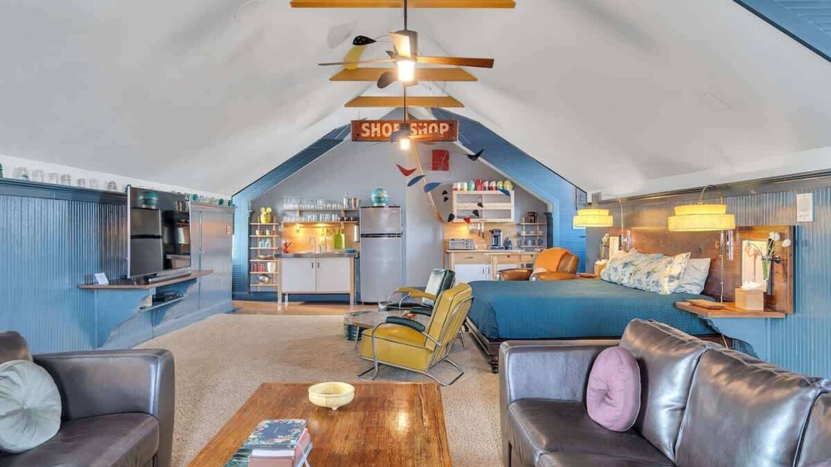Faubourg Marigny Bed & Breakfast | Retro Loft | Walk-in Shower | Pool & Balcony