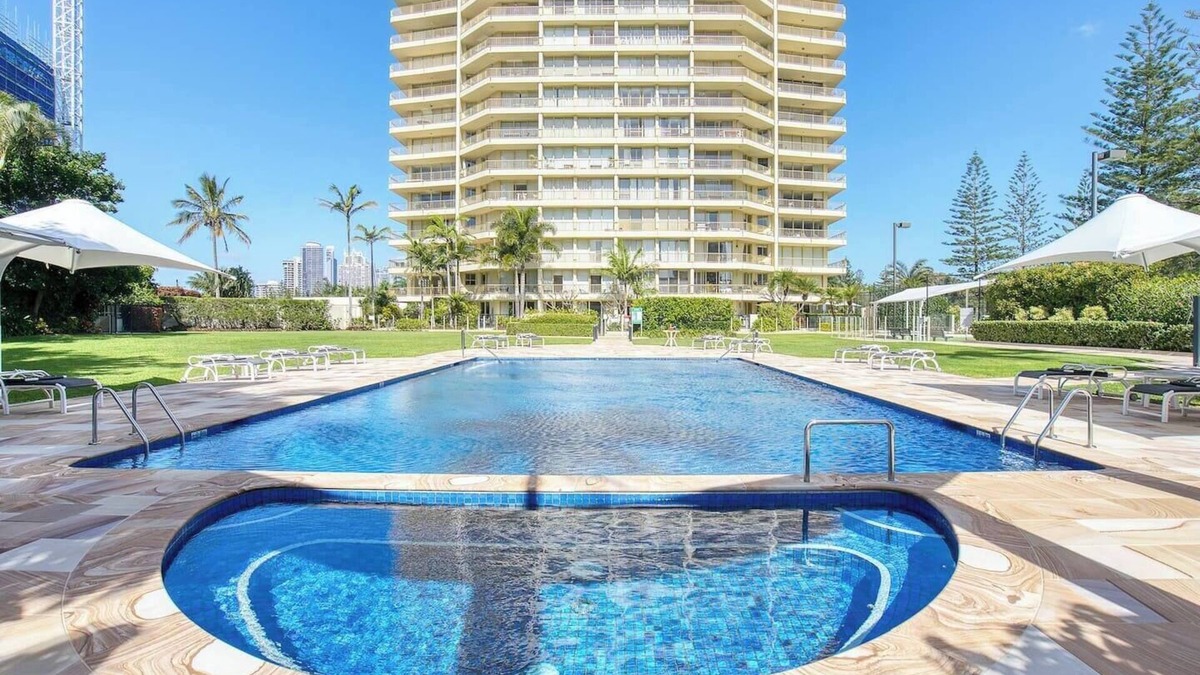 Main Beach Apartment | Retro Main Beach Hidden Gem with Waterfront Views